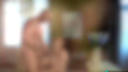 Грудастая азиатка в розовом лифчике не может отказаться от ебли