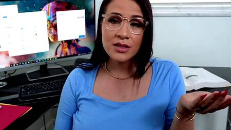 Рабочие задачи не мешают милфе заниматься сексом