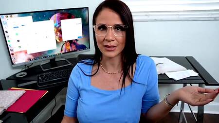 Рабочие задачи не мешают милфе заниматься сексом