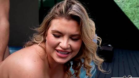 У мачехи нет купальник, поэтому она раздевается полностью