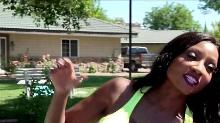 Молодой тренер по теннису жарко трахает на поле двух милф