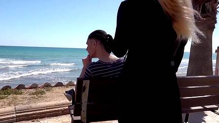 Одна милфа трахается с молодым парнем, а вторая смотрит