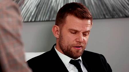 Стройная секретарша приходит к боссу домой на анал