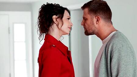 Стройная секретарша приходит к боссу домой на анал