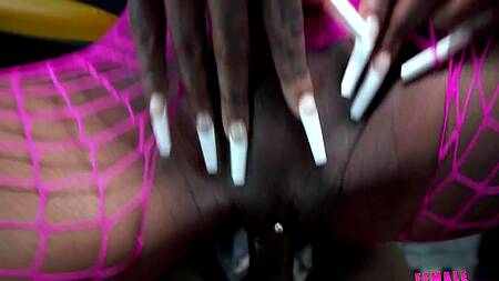 Черная таксистка с радостью соглашается на еблю