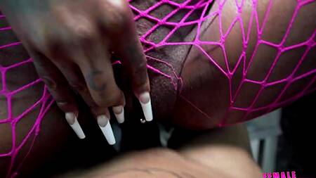 Черная таксистка с радостью соглашается на еблю