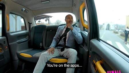 Черная таксистка с радостью соглашается на еблю