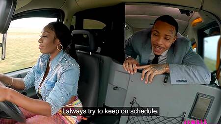 Черная таксистка с радостью соглашается на еблю