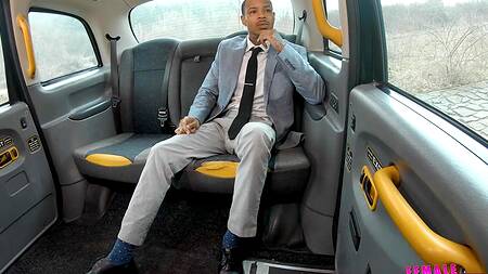 Черная таксистка с радостью соглашается на еблю