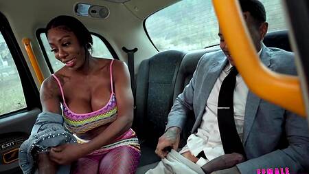 Черная таксистка с радостью соглашается на еблю