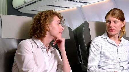 Пассажир забрался в трусики стюардессы и спровоцировал групповой секс