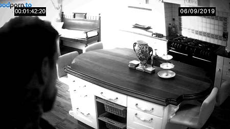 Частный детектив выясняет, жена всё-таки изменяет мужу