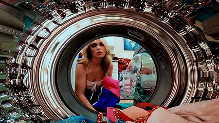 Раз мать и дочка застряли в стиральных машинах, то их нужно выебать