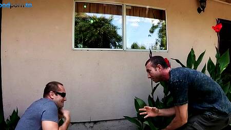 Смуглая милфа дрочит и отдается соседу в киску