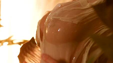 Красотка принимает душ в белье, возбуждая парня