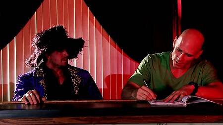 Милфа изменяет разодетому мужику в туалете