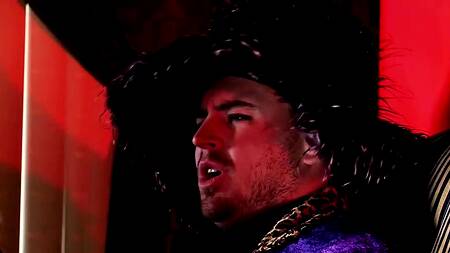 Милфа изменяет разодетому мужику в туалете