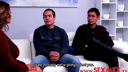 Зрелая латинка с сочным телом отдается сразу двум парням