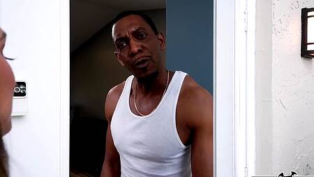 Негр притворяется массажистом и разводит красотку на еблю