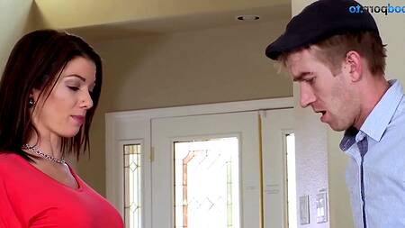 Милфа с рыжими волосами соблазняет на еблю в душе