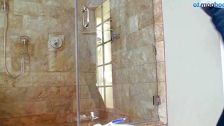 Милфа с рыжими волосами соблазняет на еблю в душе