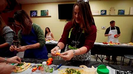 Милая кузина во время готовки еды соблазняет на секс