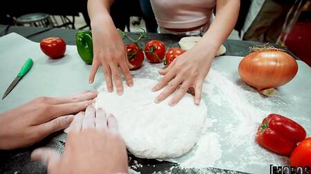 Милая кузина во время готовки еды соблазняет на секс