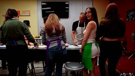 Милая кузина во время готовки еды соблазняет на секс