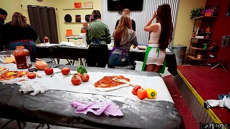 Милая кузина во время готовки еды соблазняет на секс