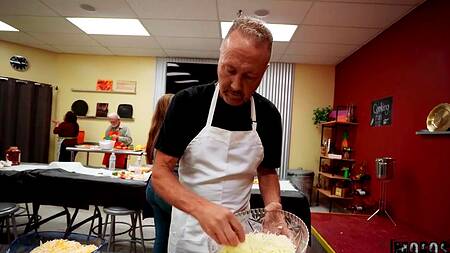 Милая кузина во время готовки еды соблазняет на секс