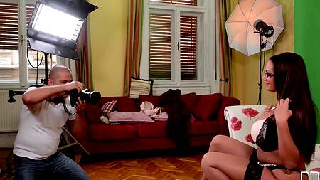 Эротическая съемка милфы приводит к сексу с фотографом