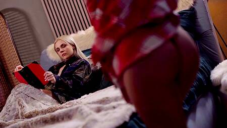 Блондинка откладывает книгу и лижет киску брюнетки