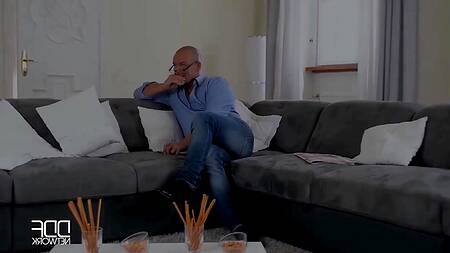 Неудовлетворенную жену трахает муж и сосед