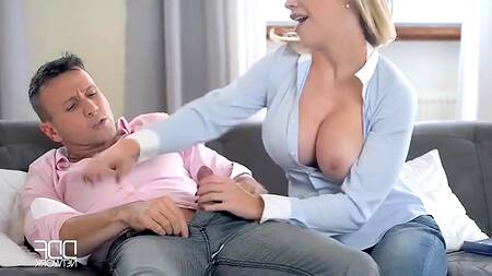 Неудовлетворенную жену трахает муж и сосед