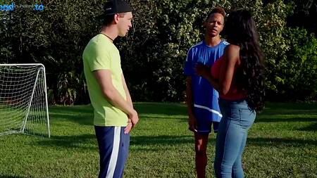 Черная мамка расплачивается с тренером сына сексом