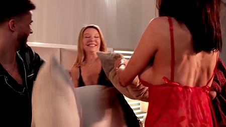 Спят в одной кровати с мамками и обмениваются ими для секса