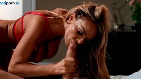 Присмотрела за сыном подруги и жарко с ним трахнулась