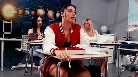 Училка догадалась об ориентации студентки и вылизала её пизду