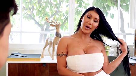 Мачеха раздевается и мастурбирует перед пасынком