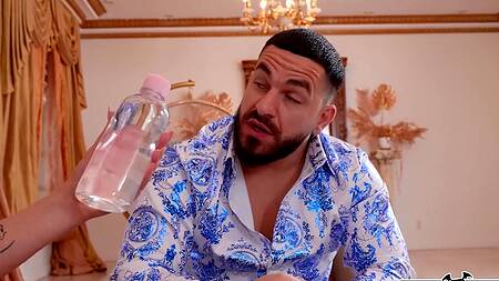 Увлажняет сочную жопу брюнетки маслом и лижет её перед сексом