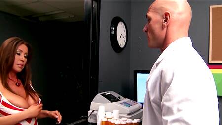 Аптекарь продает таблетки без рецепта после ебли