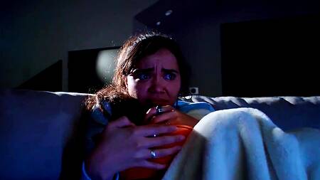 Пока жена пугается и закрывает глаза, муж трахает её подругу