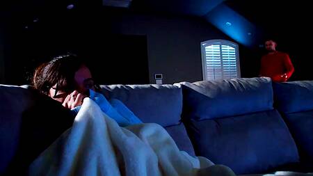 Пока жена пугается и закрывает глаза, муж трахает её подругу