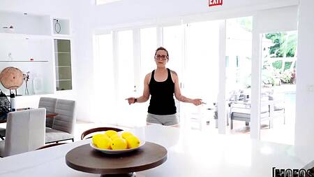 Играть в баскетбол не так интересно, как ебать белокурую подругу