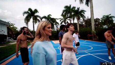 Играть в баскетбол не так интересно, как ебать белокурую подругу