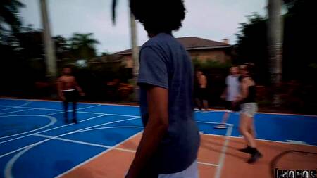 Играть в баскетбол не так интересно, как ебать белокурую подругу