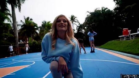 Играть в баскетбол не так интересно, как ебать белокурую подругу