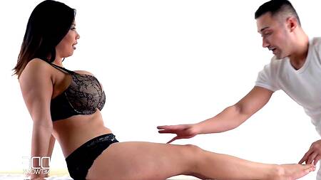 Массажист ласкает ноги азиатки и имеет её в жопу