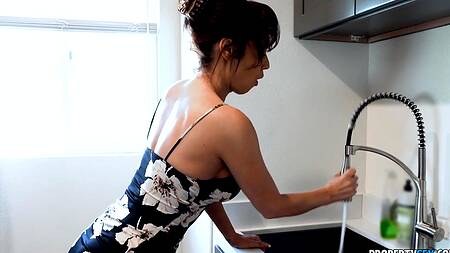 Старательно лижет киску черноволосой красотки перед еблей