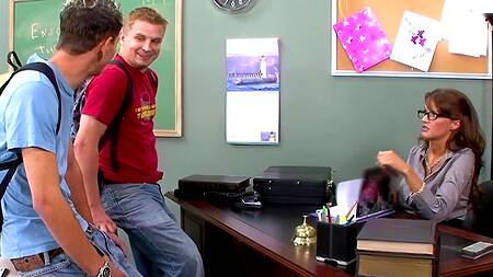 Красивая училка готова поставить по пять баллов, но только после МЖМ